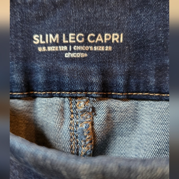 Chicos Slim Leg Capri 2R Or Size 12 - Picture 3 of 4
